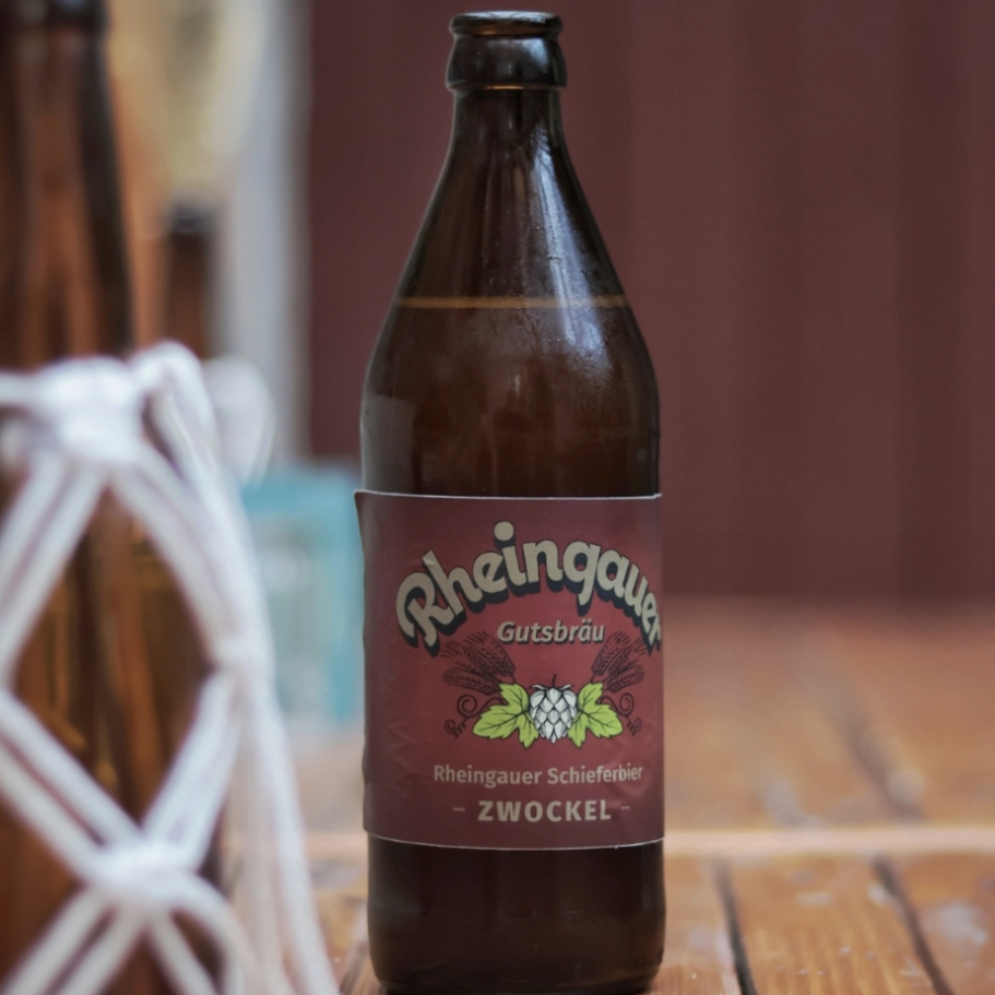 Rheingauer Gutsbräu Bierflasche mit Hopfen