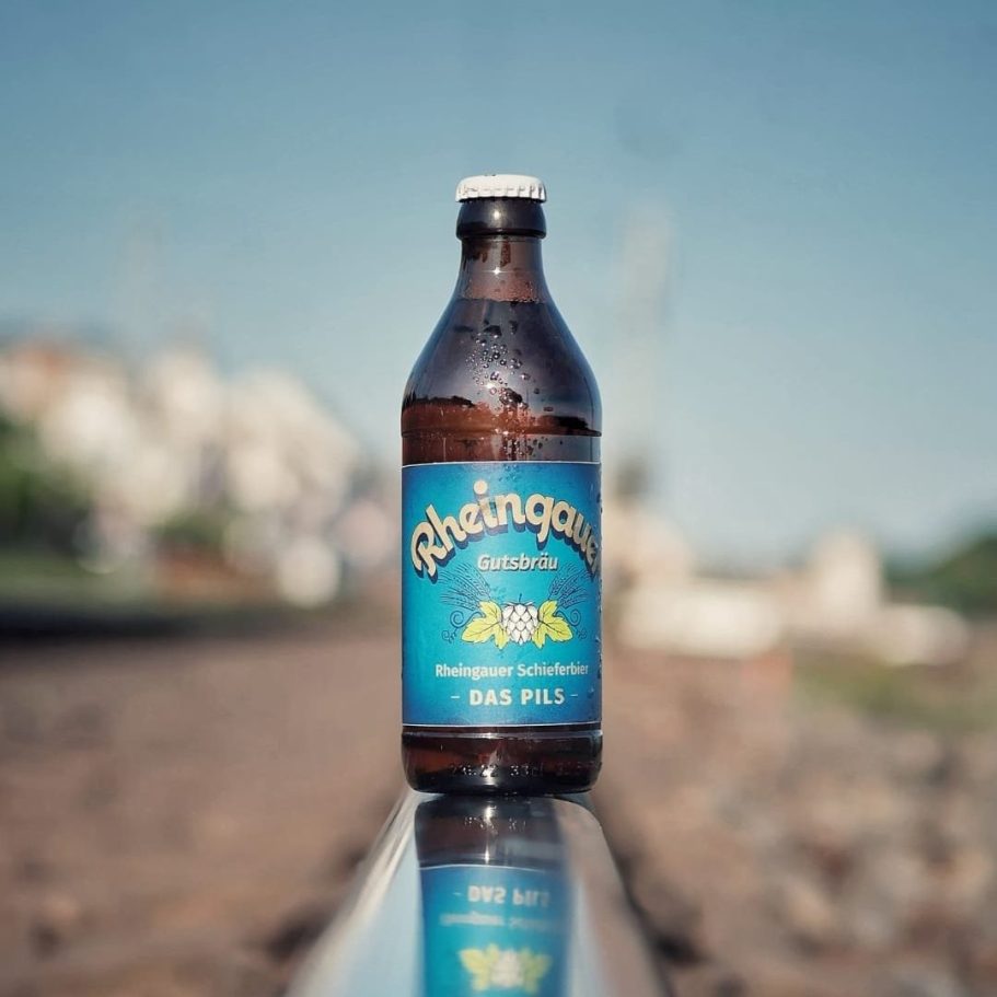 Rheingauer Gutsbräu Bierflasche mit Hopfen